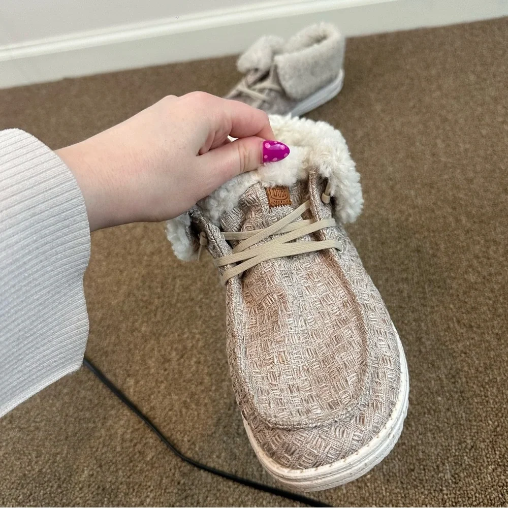 Hey Dude Women's Wendy Fold Casual Moccasin Sneakers Beige Sherpa Size 9